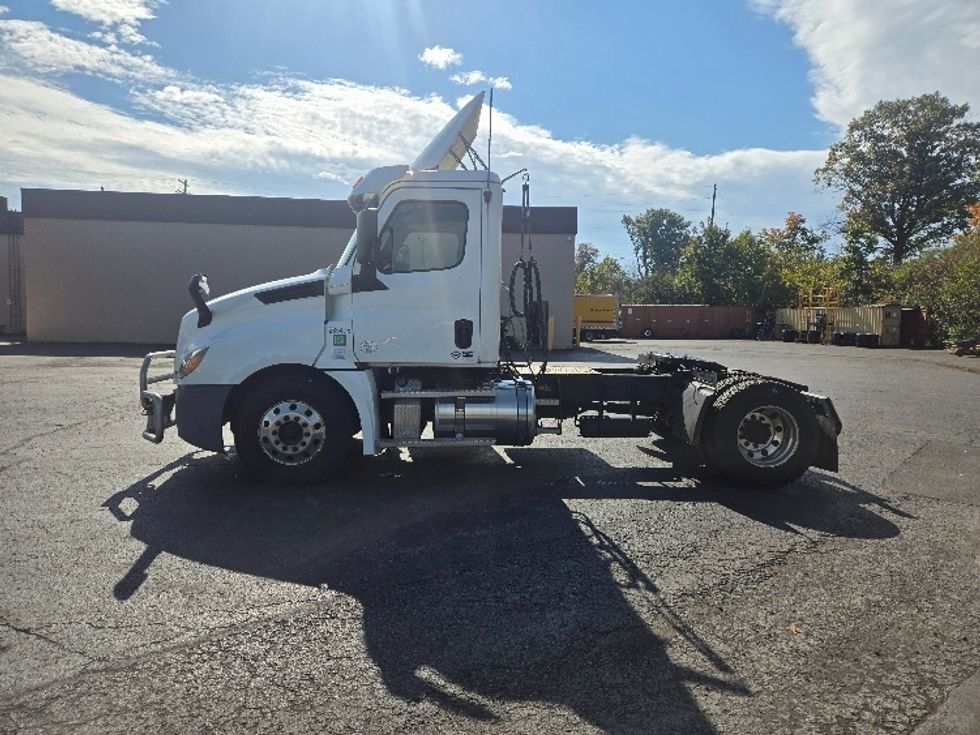 Day Cab Tractor-Heavy Duty Tractors-Freightliner-2020-T12642ST-Clearfield-PA-496,301\n\t\tmiles-$ 30,250 - Image 4
