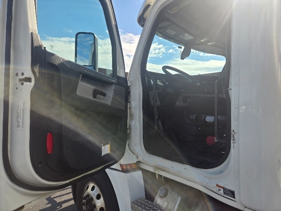 Day Cab Tractor-Heavy Duty Tractors-Freightliner-2020-T12642ST-Clearfield-PA-496,301\n\t\tmiles-$ 30,250 - Image 9