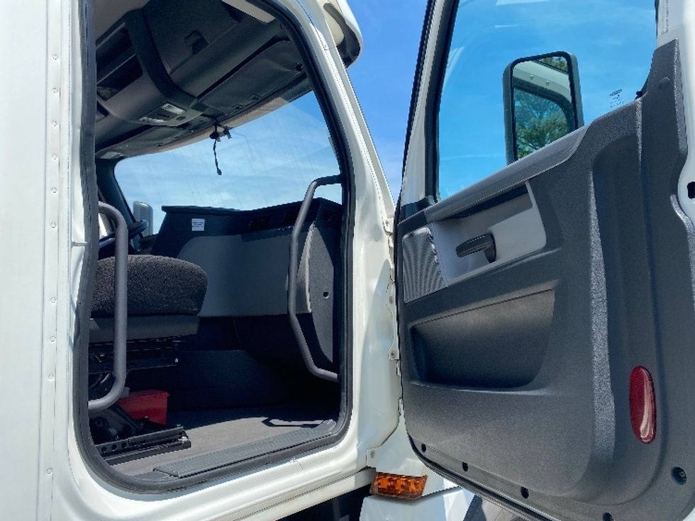 Day Cab Tractor-Heavy Duty Tractors-Freightliner-2020-T12642ST-Cleveland-TN-176,005\n\t\tmiles-$ 55,000 - Image 12