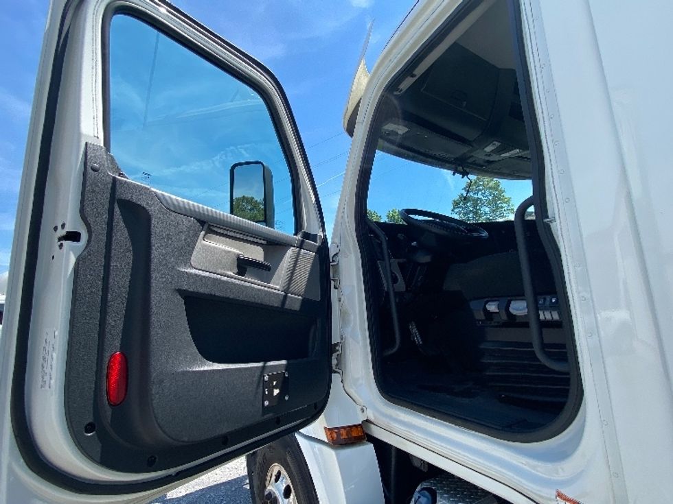 Day Cab Tractor-Heavy Duty Tractors-Freightliner-2020-T12642ST-Cleveland-TN-176,005\n\t\tmiles-$ 55,000 - Image 9