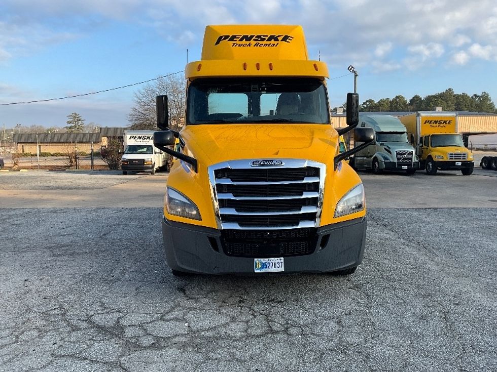 2020 Freightliner Cascadia 126" Day cab photo 2
