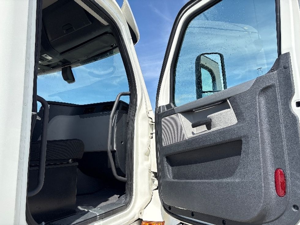 Day Cab Tractor-Heavy Duty Tractors-Freightliner-2020-T12642ST-Dallas-TX-167,402\n\t\tmiles-$ 55,000 - Image 12