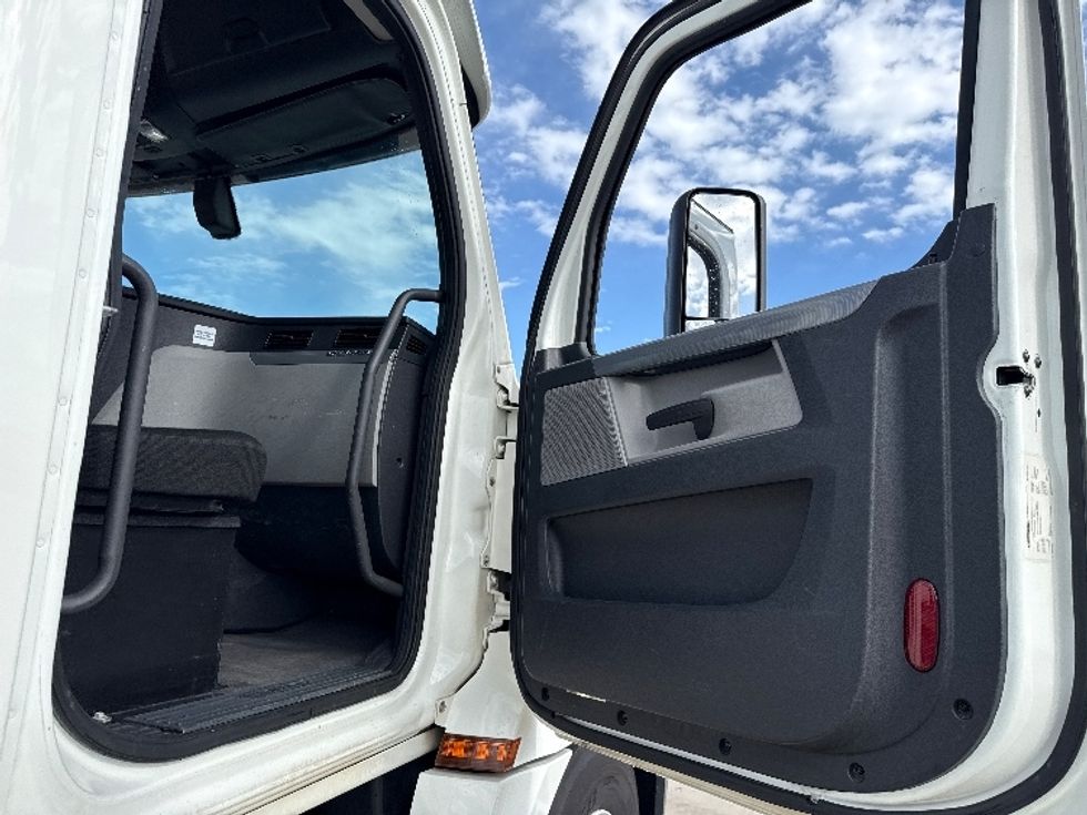 Day Cab Tractor-Heavy Duty Tractors-Freightliner-2020-T12642ST-Dallas-TX-188,744\n\t\tmiles-$ 53,750 - Image 12