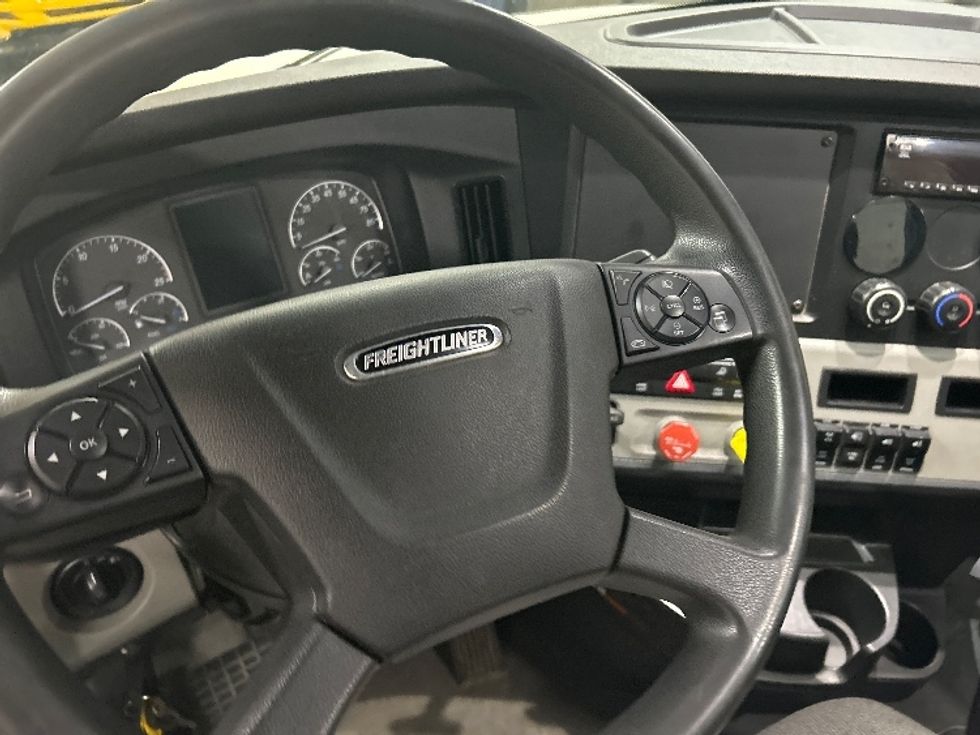 Day Cab Tractor-Heavy Duty Tractors-Freightliner-2020-T12642ST-Davenport-IA-104,536\n\t\tmiles-$ 50,500 - Image 10