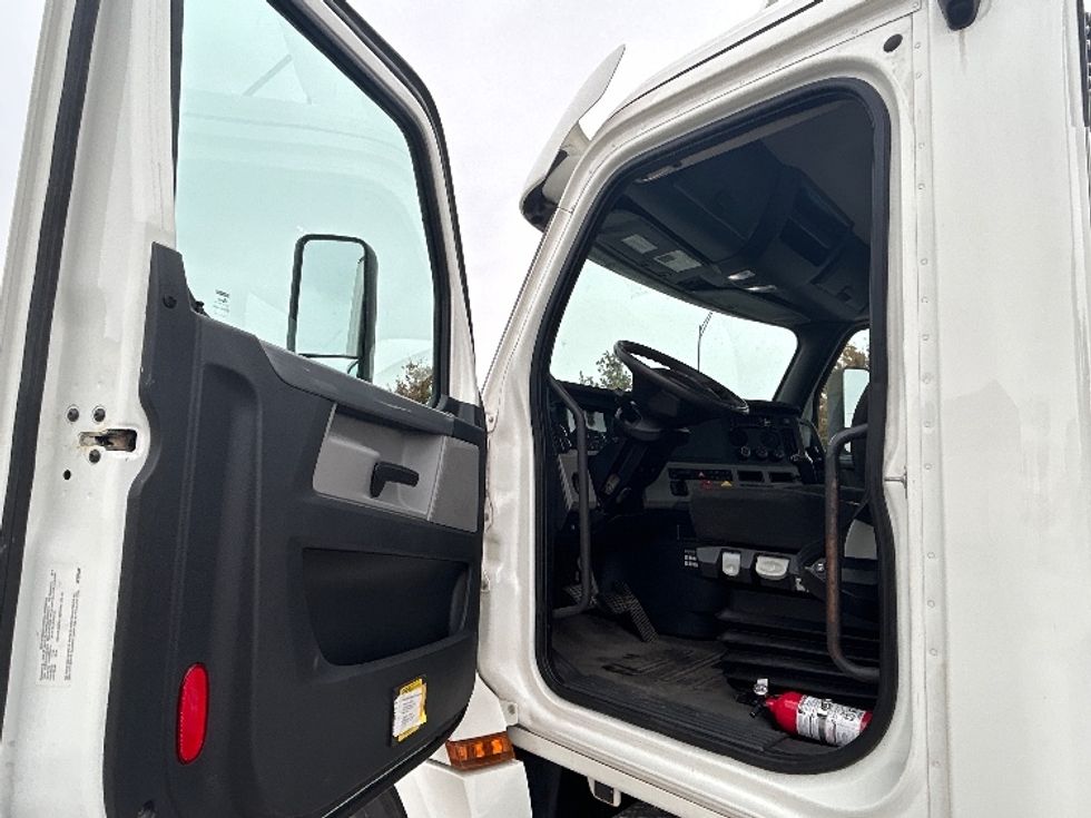 Day Cab Tractor-Heavy Duty Tractors-Freightliner-2020-T12642ST-Davenport-IA-104,536\n\t\tmiles-$ 50,500 - Image 9