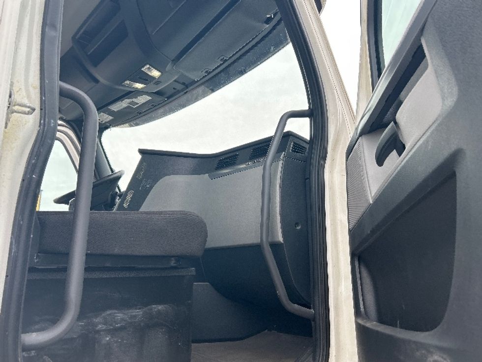 Day Cab Tractor-Heavy Duty Tractors-Freightliner-2020-T12642ST-Davenport-IA-264,072\n\t\tmiles-$ 42,000 - Image 12