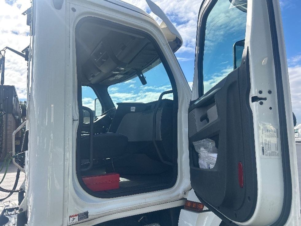 Day Cab Tractor-Heavy Duty Tractors-Freightliner-2020-T12642ST-Dayton-NJ-268,511\n\t\tmiles-$ 46,000 - Image 12