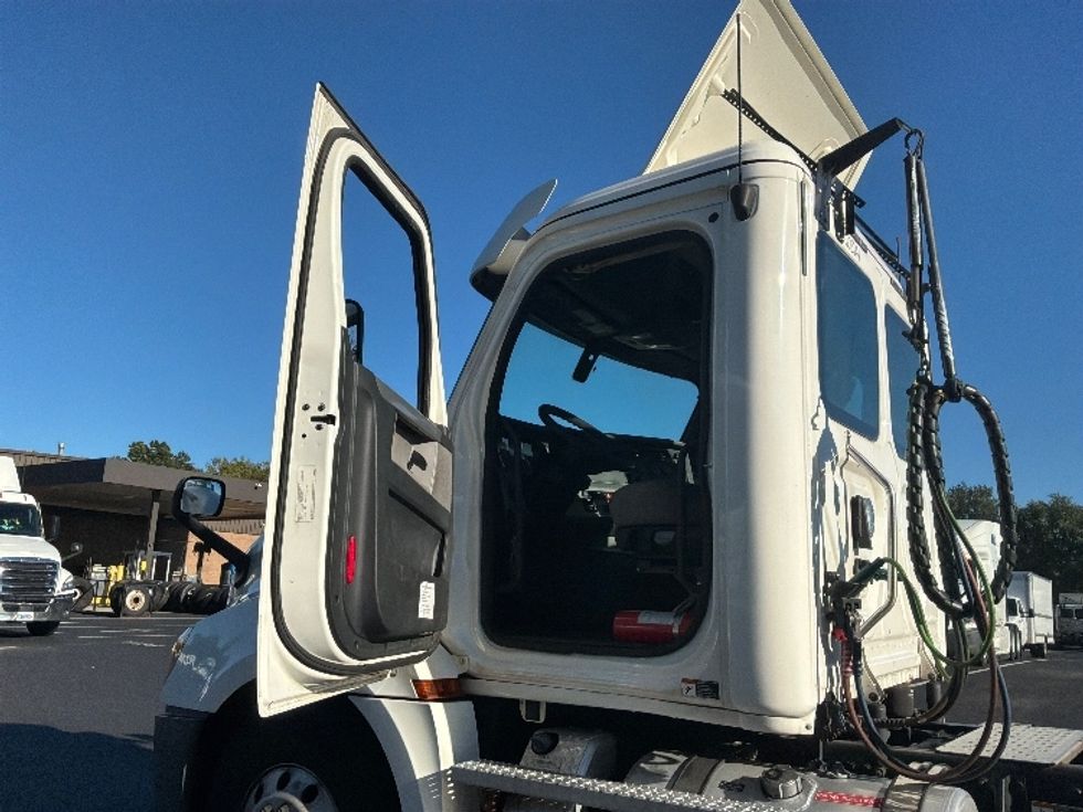 Day Cab Tractor-Heavy Duty Tractors-Freightliner-2020-T12642ST-Dayton-NJ-268,511\n\t\tmiles-$ 46,000 - Image 9