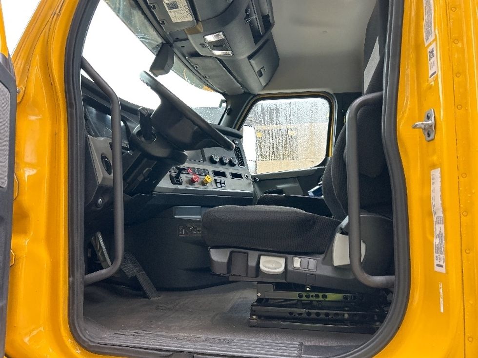 Day Cab Tractor-Heavy Duty Tractors-Freightliner-2020-T12642ST-Delta-BC-160,789\n\t\tkm-$ 54,750 - Image 9