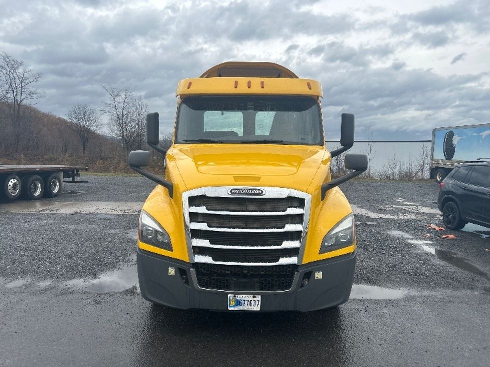 Day Cab Tractor-Heavy Duty Tractors-Freightliner-2020-T12642ST-Duncansville-PA-337,427\n\t\tmiles-$ 38,500 - Image 2