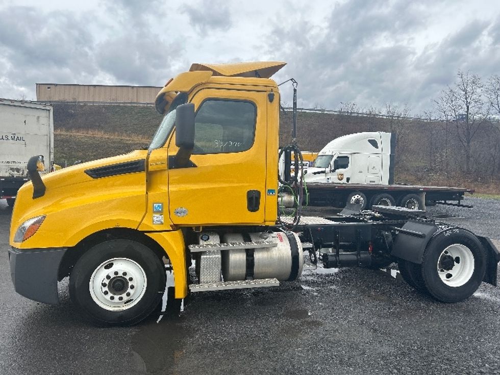 Day Cab Tractor-Heavy Duty Tractors-Freightliner-2020-T12642ST-Duncansville-PA-337,427\n\t\tmiles-$ 38,500 - Image 4