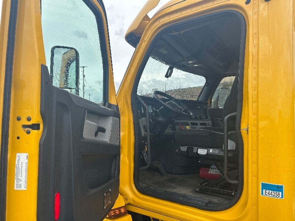 Day Cab Tractor-Heavy Duty Tractors-Freightliner-2020-T12642ST-Duncansville-PA-337,427\n\t\tmiles-$ 38,500 - Image 9