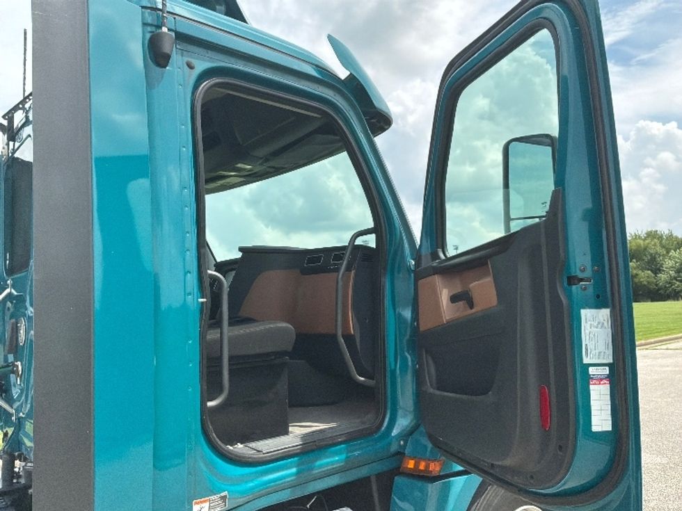 Day Cab Tractor-Heavy Duty Tractors-Freightliner-2020-T12642ST-Evansville-IN-438,479\n\t\tmiles-$ 36,750 - Image 12