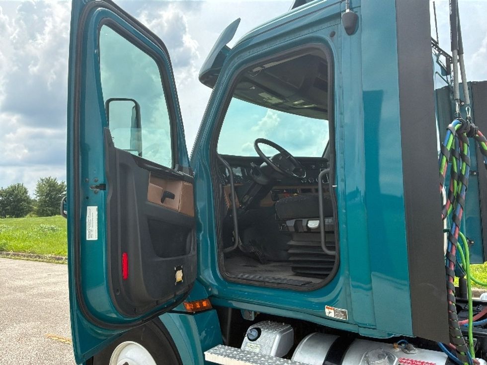 Day Cab Tractor-Heavy Duty Tractors-Freightliner-2020-T12642ST-Evansville-IN-438,479\n\t\tmiles-$ 36,750 - Image 9