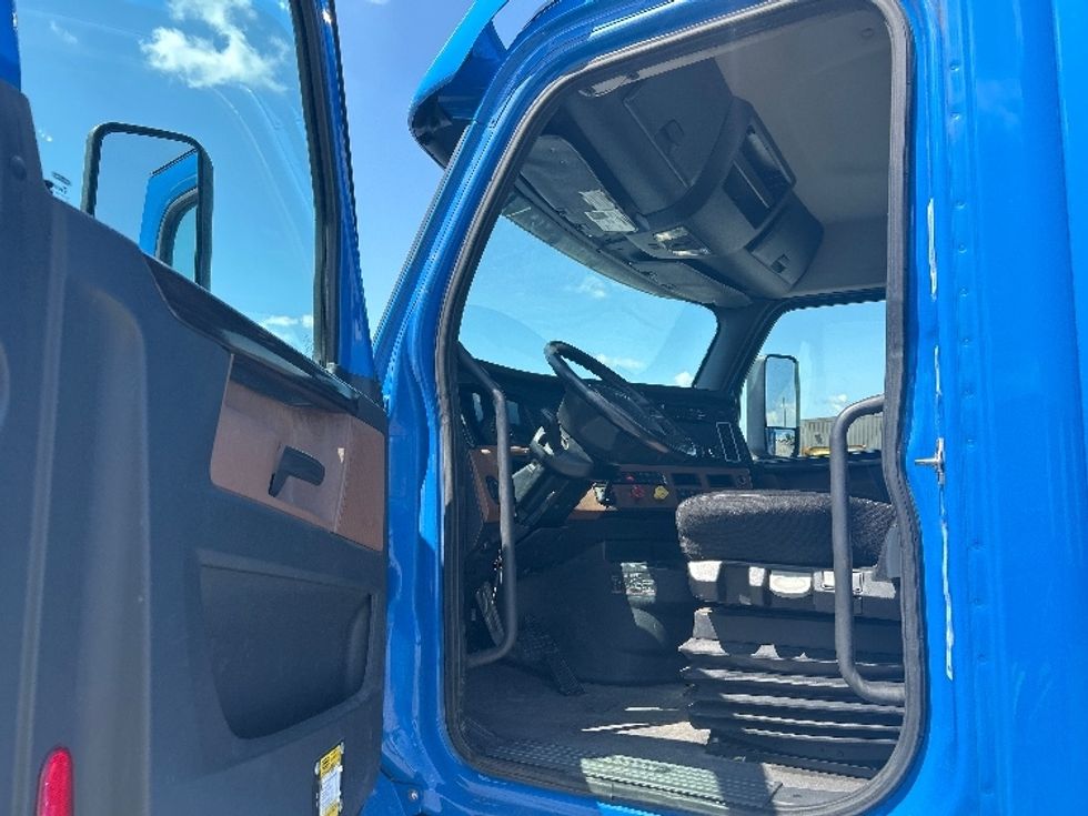 Day Cab Tractor-Heavy Duty Tractors-Freightliner-2020-T12642ST-Evansville-IN-443,480\n\t\tmiles-$ 36,500 - Image 9