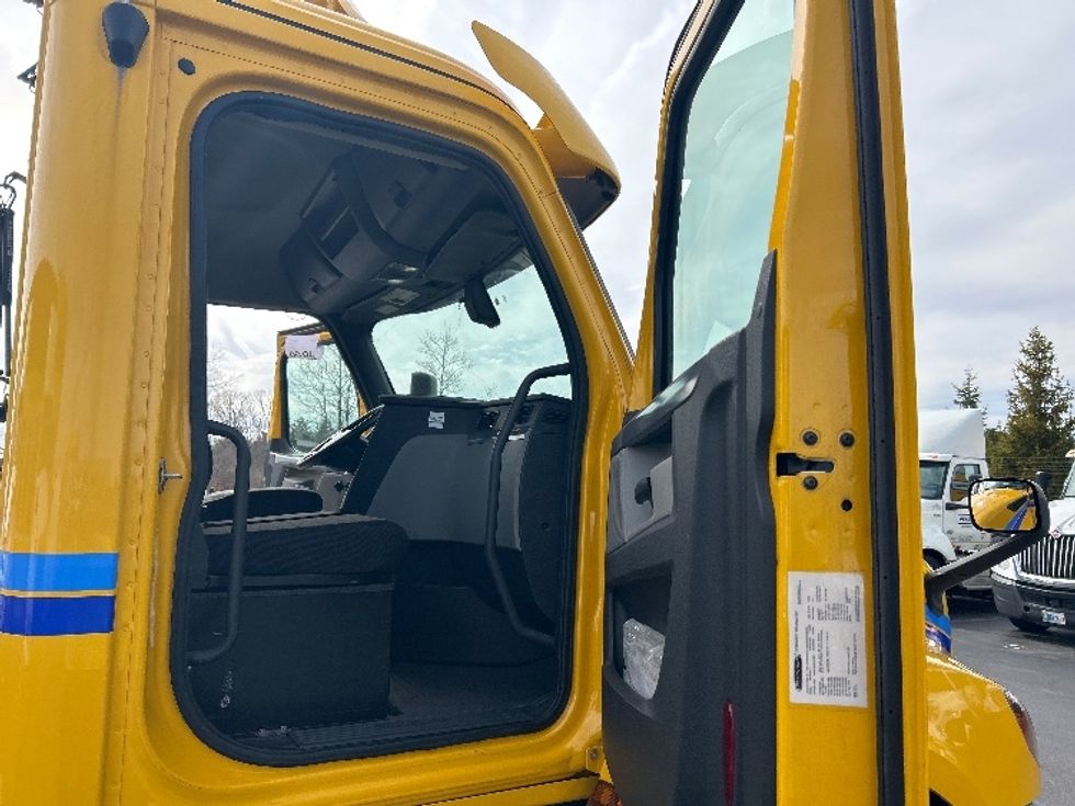 Day Cab Tractor-Heavy Duty Tractors-Freightliner-2020-T12642ST-Fitchburg-MA-354,920\n\t\tmiles-$ 38,500 - Image 12