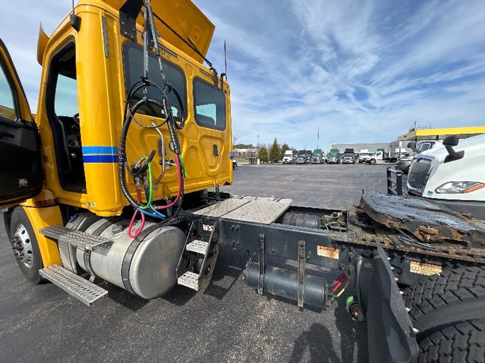 Day Cab Tractor-Heavy Duty Tractors-Freightliner-2020-T12642ST-Fitchburg-MA-354,920\n\t\tmiles-$ 38,500 - Image 18