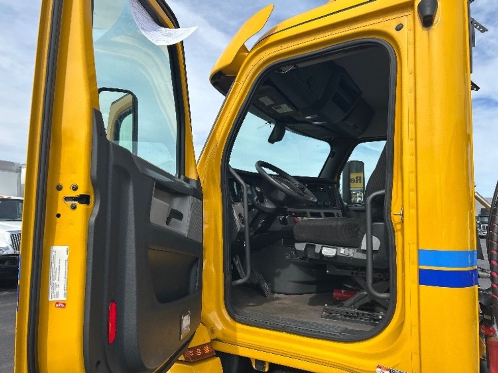 Day Cab Tractor-Heavy Duty Tractors-Freightliner-2020-T12642ST-Fitchburg-MA-354,920\n\t\tmiles-$ 38,500 - Image 9