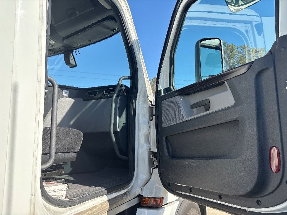 Day Cab Tractor-Heavy Duty Tractors-Freightliner-2020-T12642ST-Fontana-CA-366,591\n\t\tmiles-$ 56,750 - Image 12