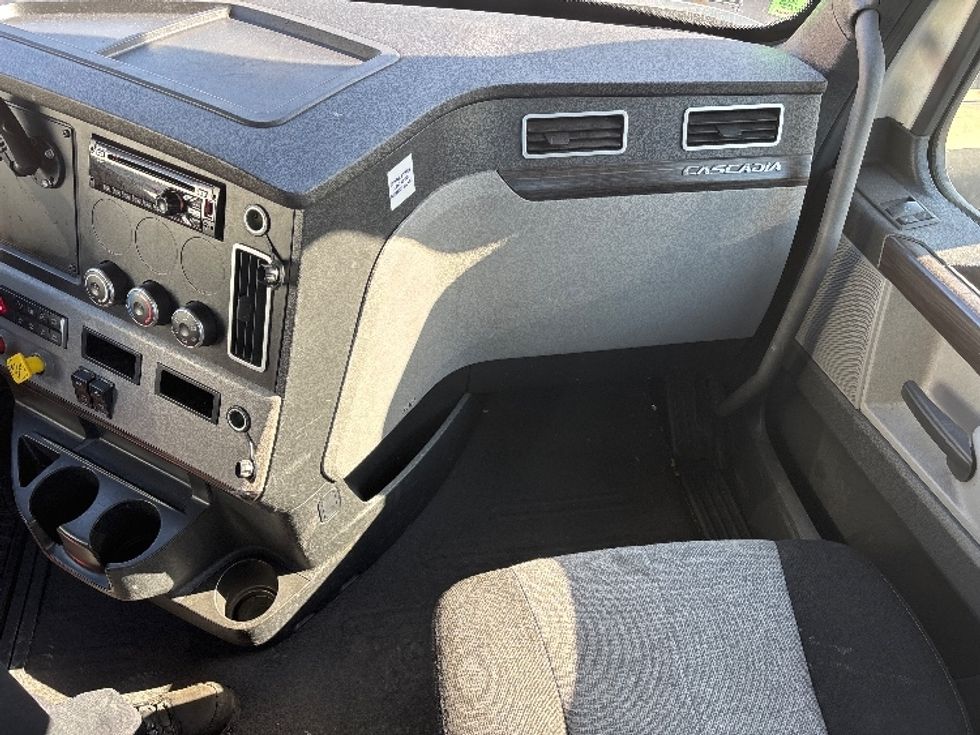 Day Cab Tractor-Heavy Duty Tractors-Freightliner-2020-T12642ST-Fontana-CA-366,591\n\t\tmiles-$ 56,750 - Image 13