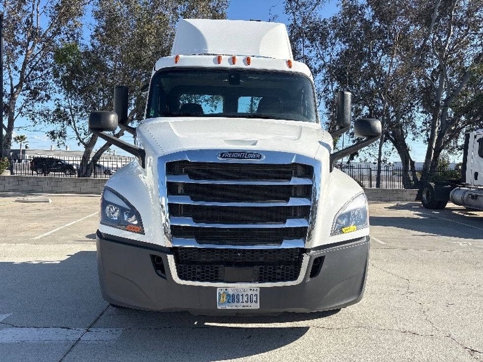 Day Cab Tractor-Heavy Duty Tractors-Freightliner-2020-T12642ST-Fontana-CA-366,591\n\t\tmiles-$ 56,750 - Image 2