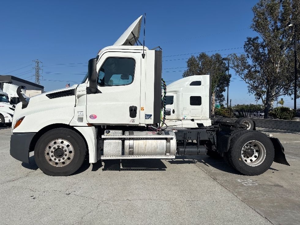 Day Cab Tractor-Heavy Duty Tractors-Freightliner-2020-T12642ST-Fontana-CA-366,591\n\t\tmiles-$ 56,750 - Image 4