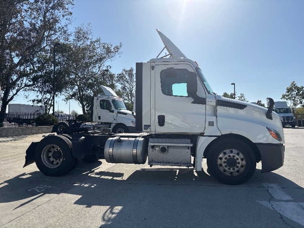 Day Cab Tractor-Heavy Duty Tractors-Freightliner-2020-T12642ST-Fontana-CA-366,591\n\t\tmiles-$ 56,750 - Image 8