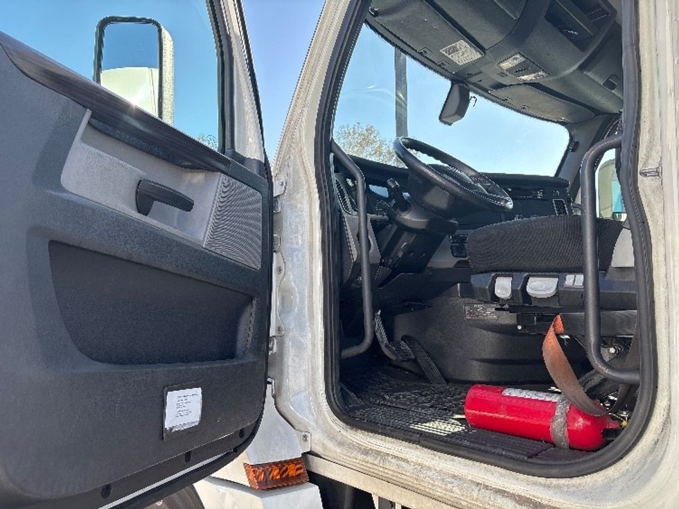 Day Cab Tractor-Heavy Duty Tractors-Freightliner-2020-T12642ST-Fontana-CA-366,591\n\t\tmiles-$ 56,750 - Image 9
