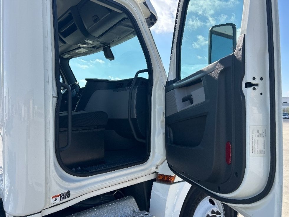 Day Cab Tractor-Heavy Duty Tractors-Freightliner-2020-T12642ST-Fort Worth-TX-194,919\n\t\tmiles-$ 53,500 - Image 12