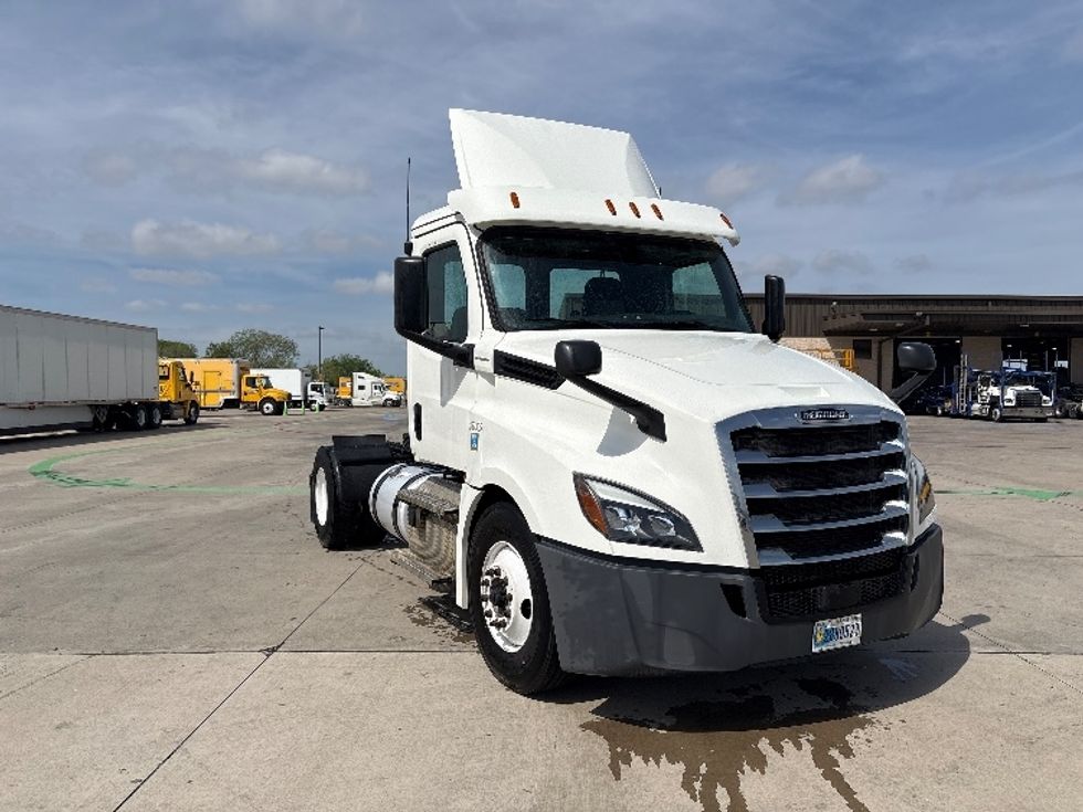 Day Cab Tractor-Heavy Duty Tractors-Freightliner-2020-T12642ST-Fort Worth-TX-215,581\n\t\tmiles-$ 51,250 - Image 1
