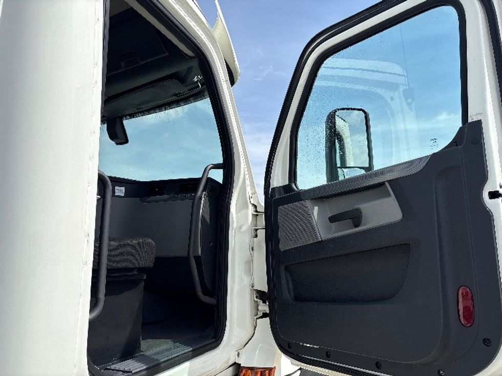Day Cab Tractor-Heavy Duty Tractors-Freightliner-2020-T12642ST-Fort Worth-TX-215,581\n\t\tmiles-$ 51,250 - Image 12