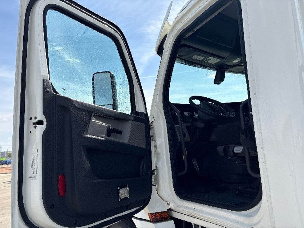 Day Cab Tractor-Heavy Duty Tractors-Freightliner-2020-T12642ST-Fort Worth-TX-215,581\n\t\tmiles-$ 51,250 - Image 9