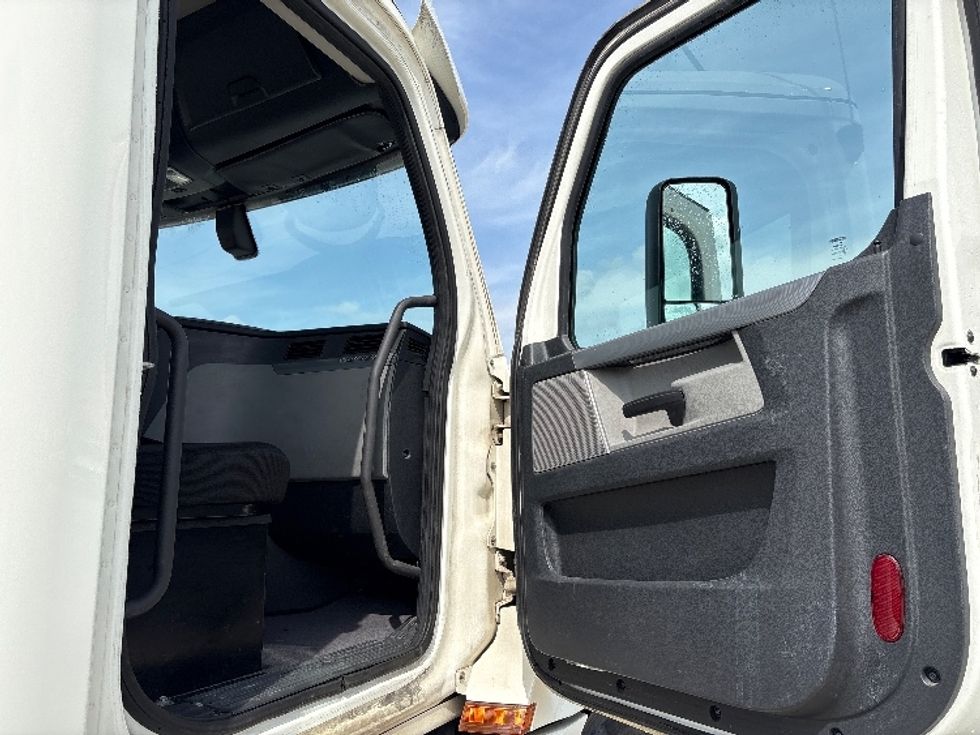 Day Cab Tractor-Heavy Duty Tractors-Freightliner-2020-T12642ST-Fort Worth-TX-221,022\n\t\tmiles-$ 54,750 - Image 12