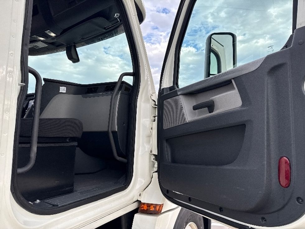 Day Cab Tractor-Heavy Duty Tractors-Freightliner-2020-T12642ST-Fort Worth-TX-269,614\n\t\tmiles-$ 49,250 - Image 12