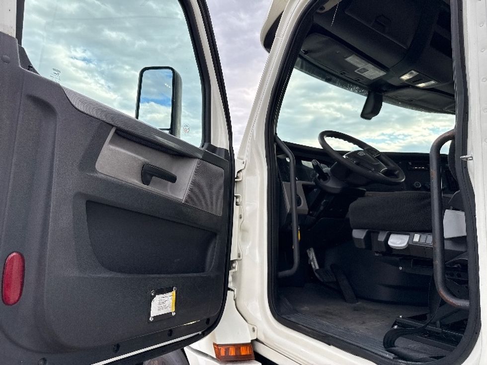 Day Cab Tractor-Heavy Duty Tractors-Freightliner-2020-T12642ST-Fort Worth-TX-269,614\n\t\tmiles-$ 49,250 - Image 9