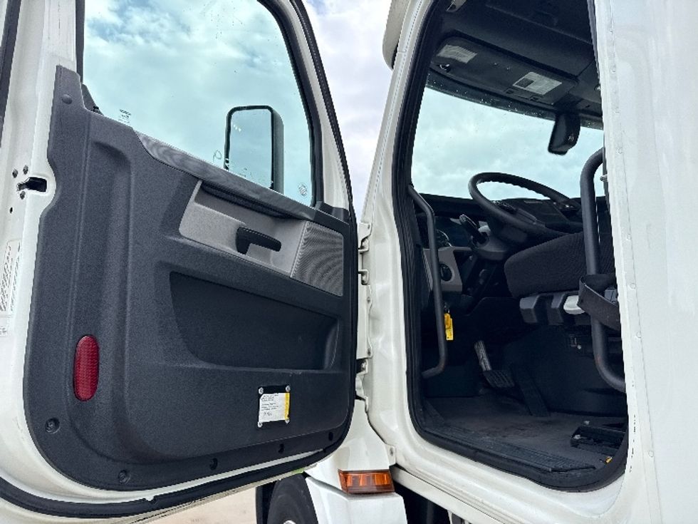 Day Cab Tractor-Heavy Duty Tractors-Freightliner-2020-T12642ST-Fort Worth-TX-304,014\n\t\tmiles-$ 40,500 - Image 9