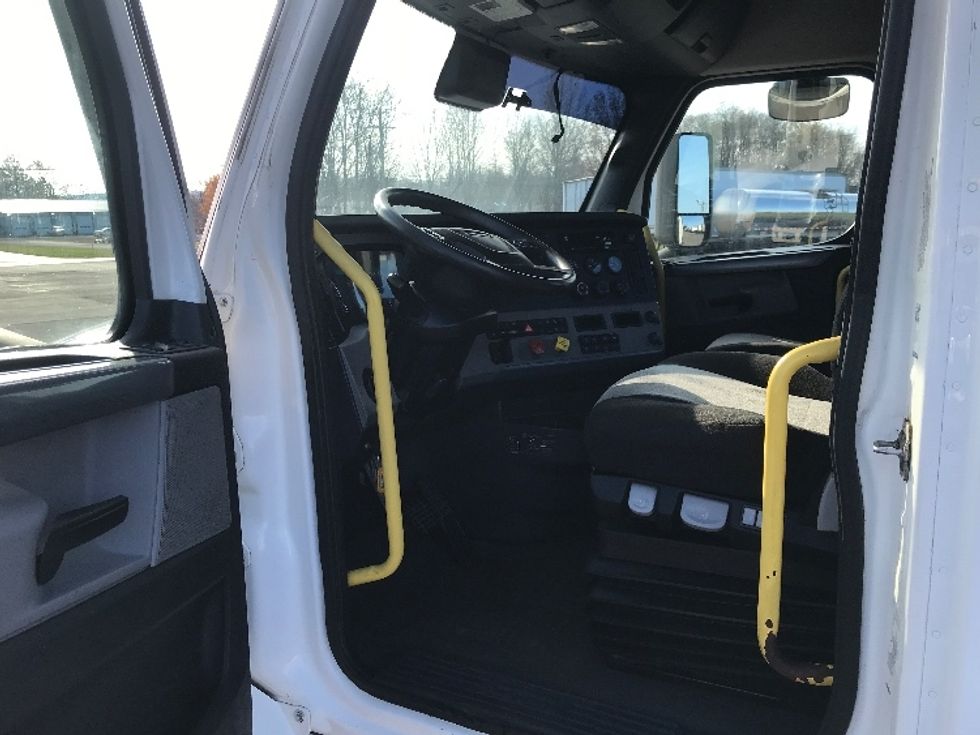 Day Cab Tractor-Heavy Duty Tractors-Freightliner-2020-T12642ST-Fredonia-NY-641,505\n\t\tmiles-$ 25,500 - Image 9