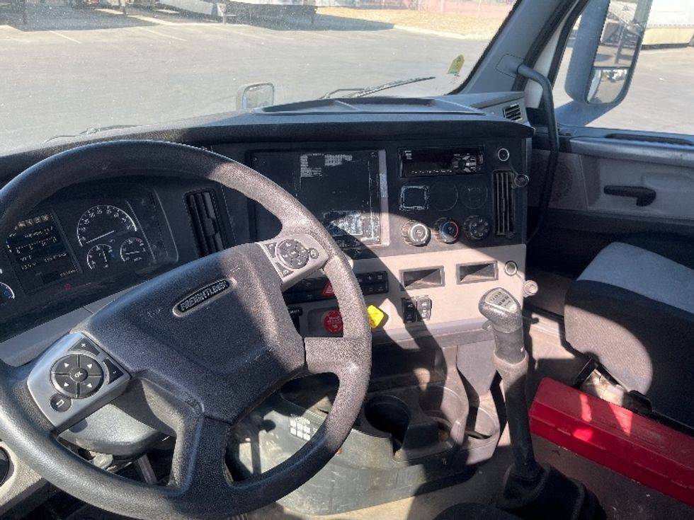 Day Cab Tractor-Heavy Duty Tractors-Freightliner-2020-T12642ST-Fresno-CA-116,250\n\t\tmiles-$ 62,000 - Image 10