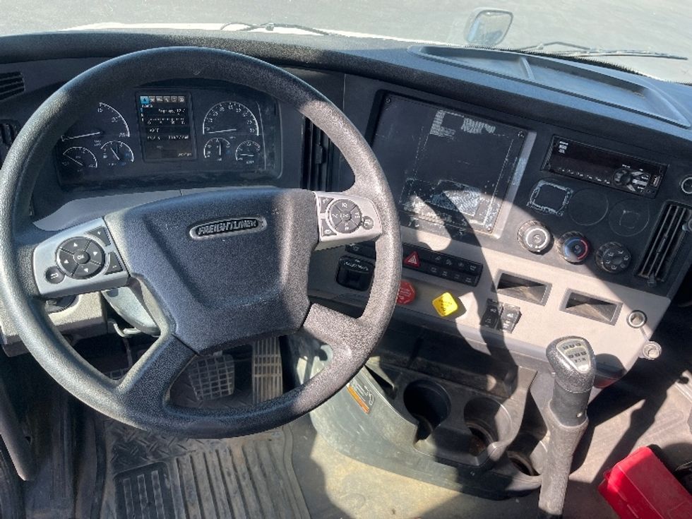 Day Cab Tractor-Heavy Duty Tractors-Freightliner-2020-T12642ST-Fresno-CA-116,250\n\t\tmiles-$ 62,000 - Image 11