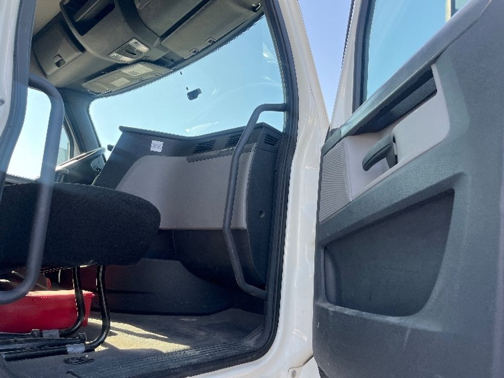 Day Cab Tractor-Heavy Duty Tractors-Freightliner-2020-T12642ST-Fresno-CA-116,250\n\t\tmiles-$ 62,000 - Image 12