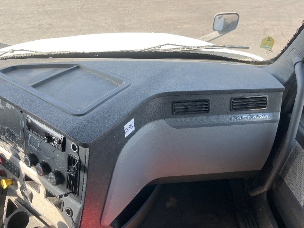 Day Cab Tractor-Heavy Duty Tractors-Freightliner-2020-T12642ST-Fresno-CA-116,250\n\t\tmiles-$ 62,000 - Image 13