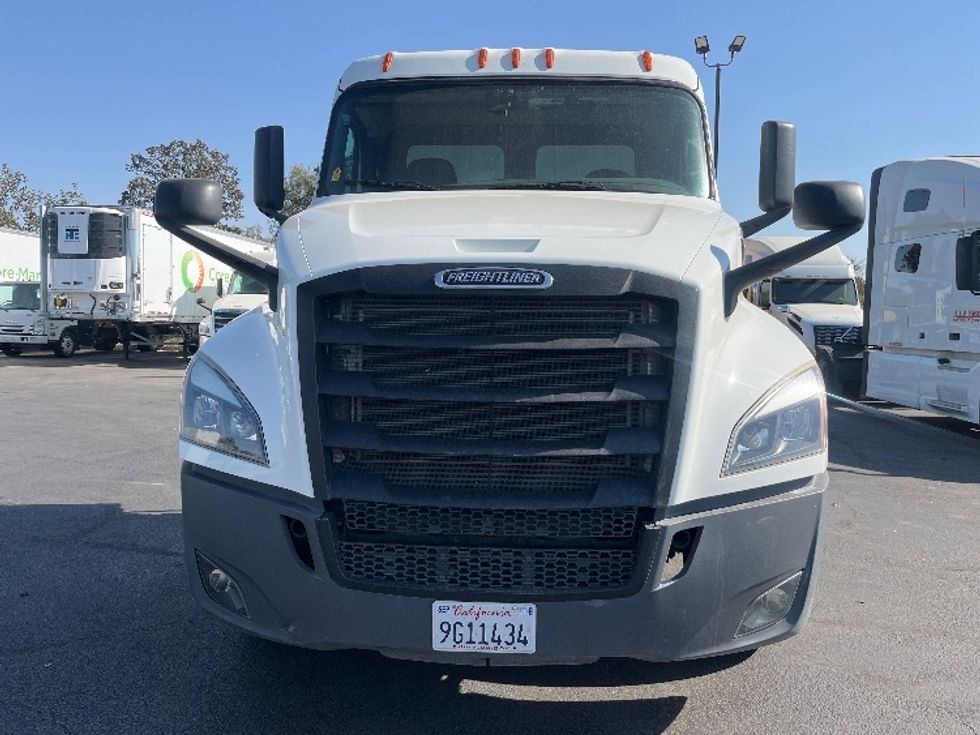 Day Cab Tractor-Heavy Duty Tractors-Freightliner-2020-T12642ST-Fresno-CA-116,250\n\t\tmiles-$ 62,000 - Image 2