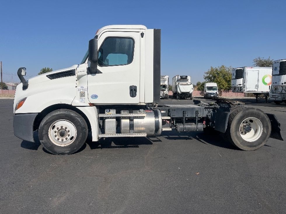 Day Cab Tractor-Heavy Duty Tractors-Freightliner-2020-T12642ST-Fresno-CA-116,250\n\t\tmiles-$ 62,000 - Image 4