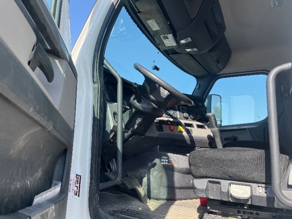 Day Cab Tractor-Heavy Duty Tractors-Freightliner-2020-T12642ST-Fresno-CA-116,250\n\t\tmiles-$ 62,000 - Image 9