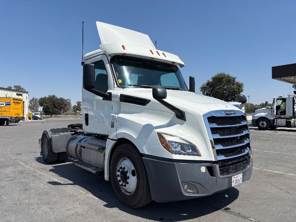Day Cab Tractor-Heavy Duty Tractors-Freightliner-2020-T12642ST-Fresno-CA-272,405\n\t\tmiles-$ 42,000 - Image 1