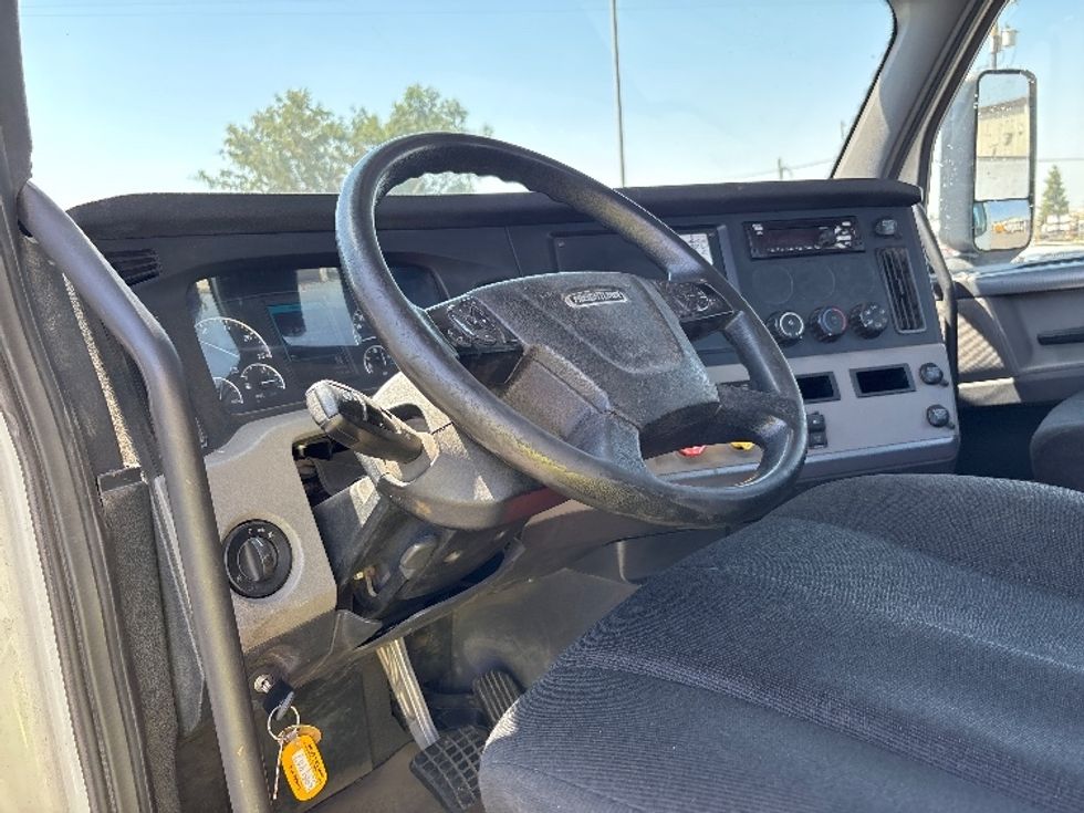 Day Cab Tractor-Heavy Duty Tractors-Freightliner-2020-T12642ST-Fresno-CA-272,405\n\t\tmiles-$ 42,000 - Image 10