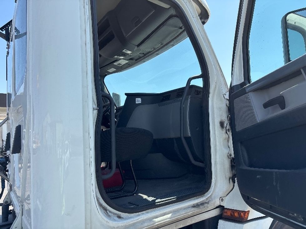 Day Cab Tractor-Heavy Duty Tractors-Freightliner-2020-T12642ST-Fresno-CA-272,405\n\t\tmiles-$ 42,000 - Image 12