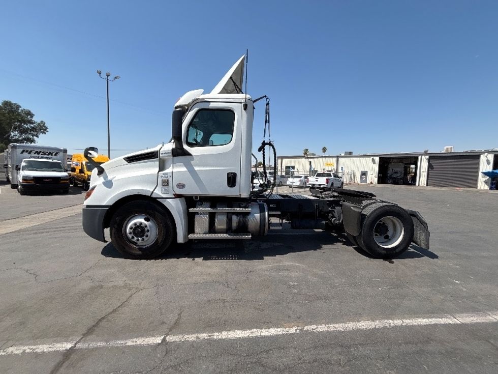 Day Cab Tractor-Heavy Duty Tractors-Freightliner-2020-T12642ST-Fresno-CA-272,405\n\t\tmiles-$ 42,000 - Image 4