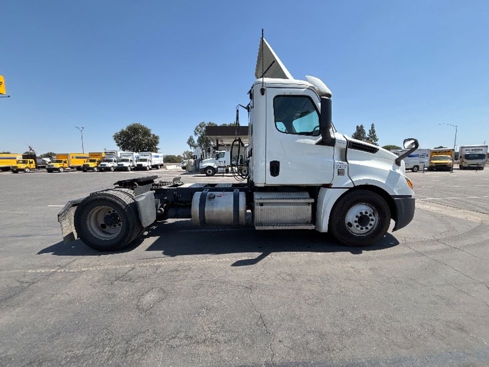Day Cab Tractor-Heavy Duty Tractors-Freightliner-2020-T12642ST-Fresno-CA-272,405\n\t\tmiles-$ 42,000 - Image 8
