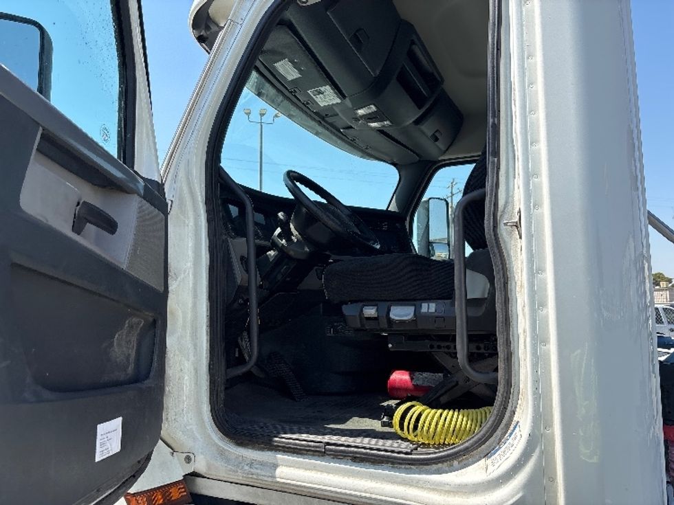 Day Cab Tractor-Heavy Duty Tractors-Freightliner-2020-T12642ST-Fresno-CA-272,405\n\t\tmiles-$ 42,000 - Image 9